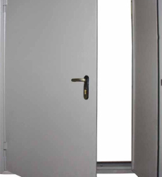 Металлическая дверь двустворчатая, с остеклением. Размер 2300х1700